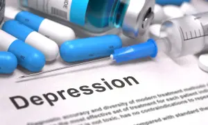 Leki na depresję: kapsułki, fiolka z płynem, strzykawka i tabletki na papierze z napisem "Depression".
