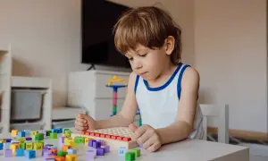 Jak się zachowuje dziecko z autyzmem? Zaskakujące cechy i wyzwania