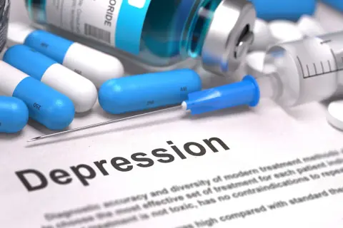 Leki na depresję: kapsułki, fiolka z płynem, strzykawka i tabletki na papierze z napisem "Depression".