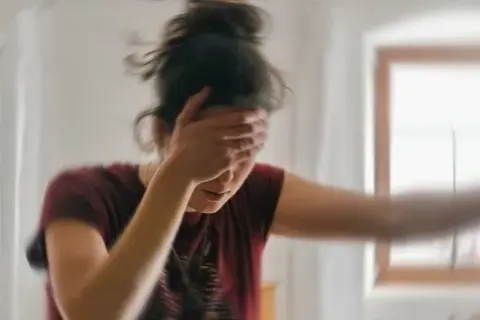 Czy przy depresji są zawroty głowy? Sprawdź, co może zaskakiwać