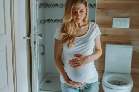 Czy ból brzucha oznacza ciążę? Sprawdź, co może to znaczyć