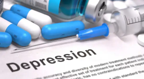 Leki na depresję: kapsułki, fiolka z płynem, strzykawka i tabletki na papierze z napisem "Depression".