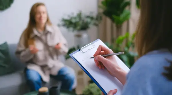 Droga do trzeźwości – jak wybrać odpowiedni ośrodek terapii uzależnień?