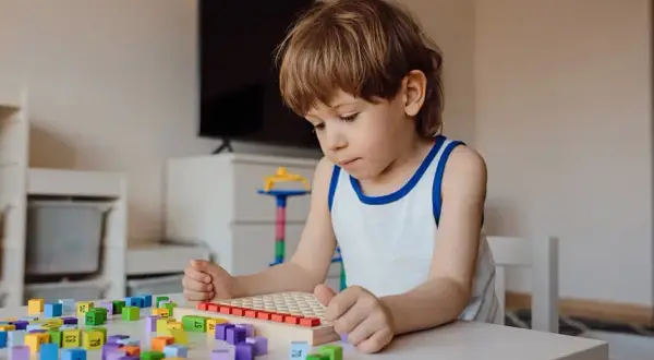Jak się zachowuje dziecko z autyzmem? Zaskakujące cechy i wyzwania