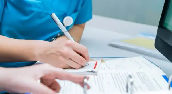 Na jakie leki pielęgniarka może wypisać receptę? Odkryj ograniczenia i możliwości