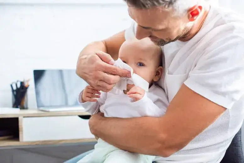 Zdjęcie Skuteczne leki na katar u niemowlaka - co podać, aby ulżyć?
