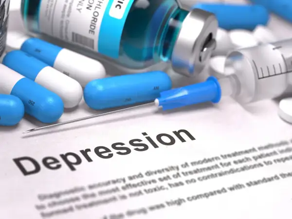 Leki na depresję: kapsułki, fiolka z płynem, strzykawka i tabletki na papierze z napisem "Depression".