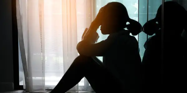 Czy przy depresji się chudnie? Zaskakujące skutki dla wagi i apetytu