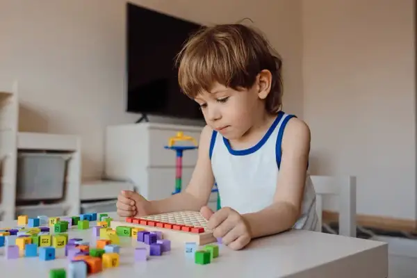 Jak się zachowuje dziecko z autyzmem? Zaskakujące cechy i wyzwania