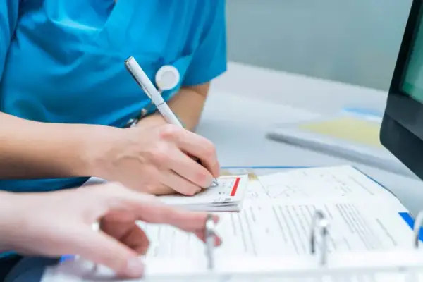 Na jakie leki pielęgniarka może wypisać receptę? Odkryj ograniczenia i możliwości